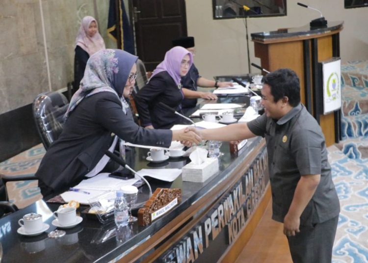 Wakil Wali Kota Cirebon Hj. Eti Herawati menerima masukan dari fraksi-fraksi DPRD Kota Cirebon dalam rapat paripurna, Senin (30/10/2023).*/doc Pemda Kota Cirebon