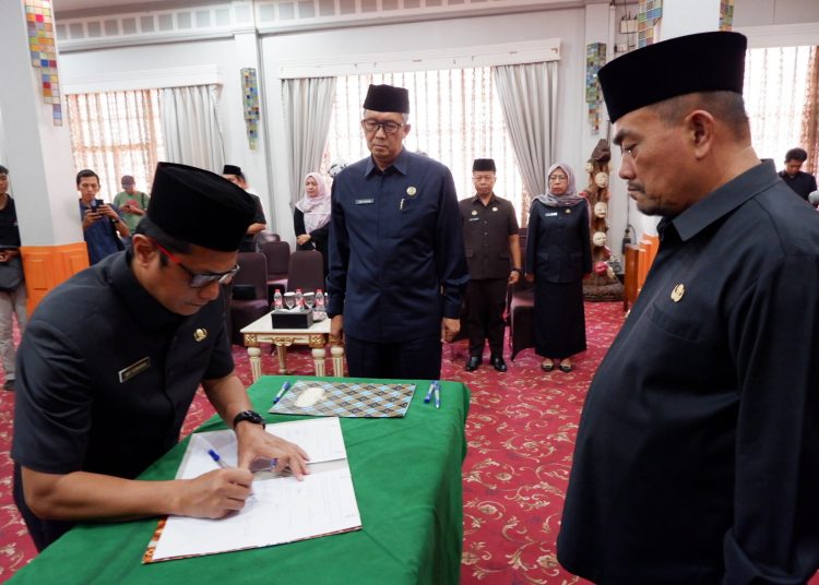 Wali Kota Cirebon H Nashrudin Azis kembali melantik sejumlah pejabat di lingkungan Pemerintah Daerah Kota Cirebon di Ruang Adipura Balaikota, Kamis (2/11/2023).*/dok Humas Pemda Kota Cirebon