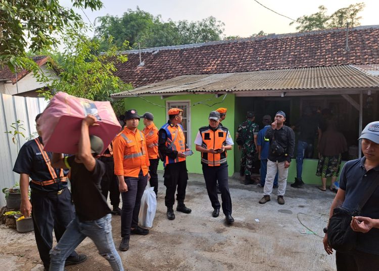 PT KAI Daop 3 Cirebon Tertibkan 2 rumah di Jalan Ampera, Jumat (3/11/2023).*/dok Humas Daop 3