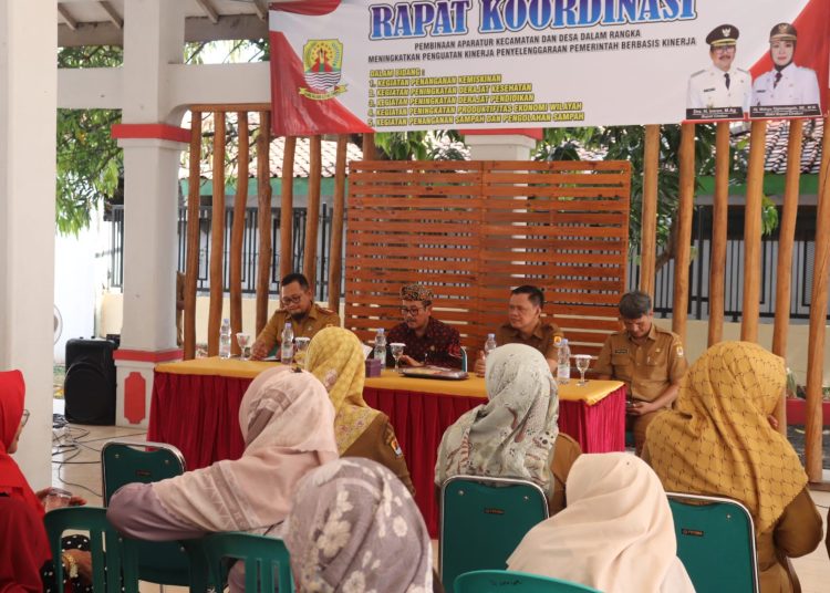 Bupati Cirebon, Imron saat memberikan pengarahan kepada sejumlah Kuwu/Kepala desa dalam rapat koordinasi di Kecamatan Suranenggala, Selasa (7/11/2023).