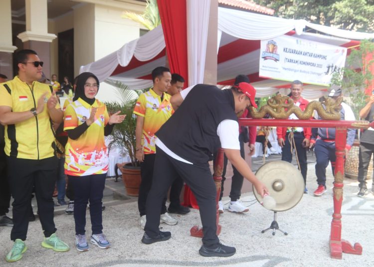 Menteri Pemuda dan Olahraga (Menpora), Ario Bimo Nandito Ariotedjo didampingi jajaran terkait saat menabuh gong sebagai simbolis membuka Kejuaraan Antar Kampung (Tarkam),  yang berlangsung di halaman kantor Bupati Cirebon, Rabu (8/11/2023).