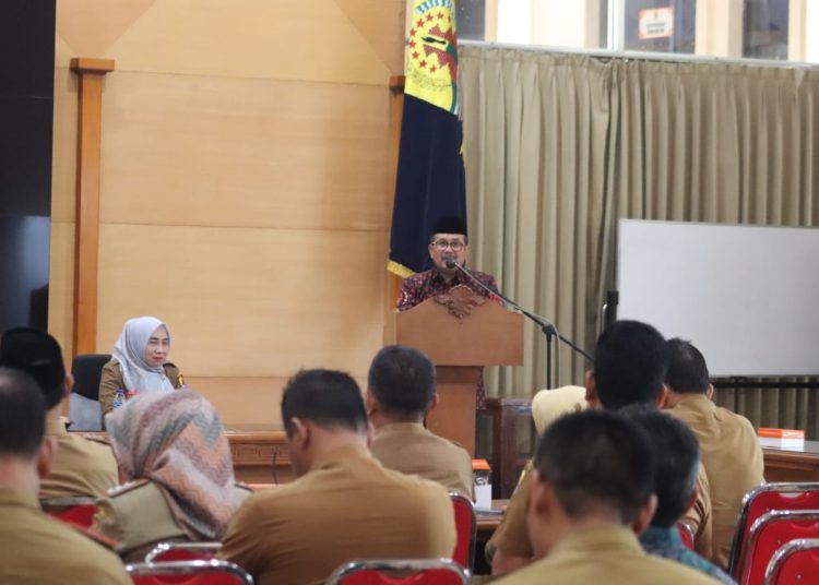 Bupati Cirebon, Imron, saat membuka kegiatan penilaian lomba penanganan stunting antar kecamatan di Ruang Paseban, Sekretariat Daerah Kabupaten Cirebon, Rabu (7/11/2023).