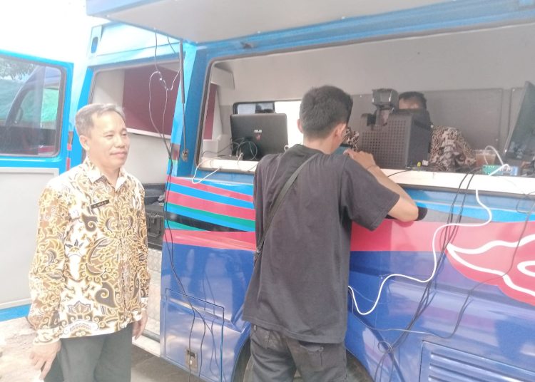 Kepala Disdukcapil Kabupaten Cirebon, Iman Supriadi, saat melakukan peninjauan pelayanan Adminduk Mobile dalam kegiatan BSMSS Kodim 0620/Kab.Cirebon, di Desa Sarabau, Kecamatan Plered, Kamis (9/11/2023).