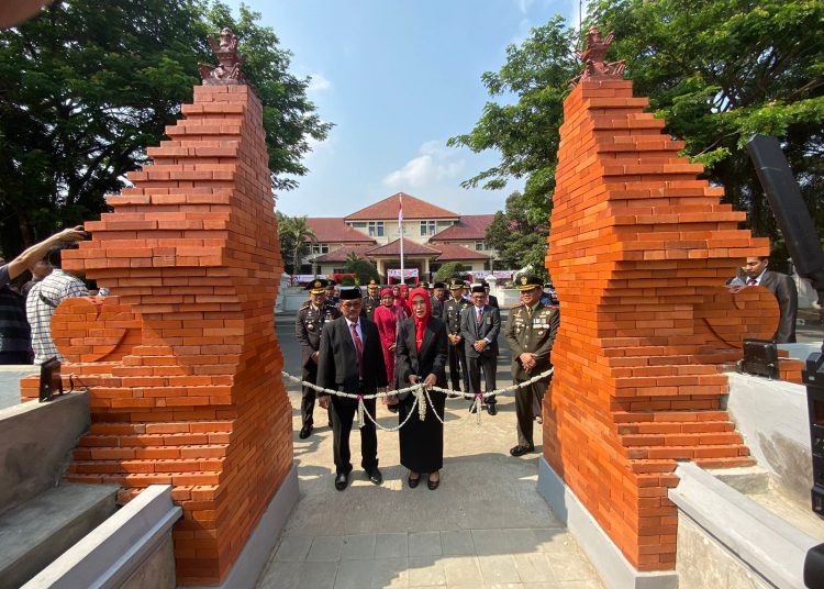 Bupati Cirebon, Imron, bersama Wakil Bupati, Wahyu Tjiptaningsih dan jajaran saat gunting pita dan melakukan peninjauan alun-alun taman pataraksa, usai diresmikan dan dibuka untuk umum, Jumat (10/11/2023).