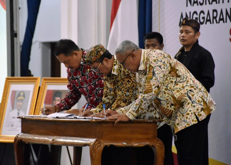 Bupati Cirebon, Imron (tengah) saat  menghadiri rapat penandatanganan Naskah Perjanjian Hibah Daerah (NPHD) antara Gubernur Jawa Barat, KPU Jawa Barat dan Bawaslu Jawa Barat serta Bupati/Walikota, KPU dan Bawaslu Kabupaten/Kota se-Jawa Barat di Aula Barat Gedung Sate, Bandung.