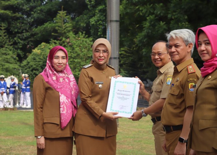 Wakil Bupati Cirebon, Wahyu Tjiptaningsih, saat memberikan apresiasi bagi ASN di lingkungan Dinas Kesehatan yang berprestasi dalam peringatan HKN tingkat Kabupaten Cirebon, di halaman kantor Bupati, Senin (13/11/2023).