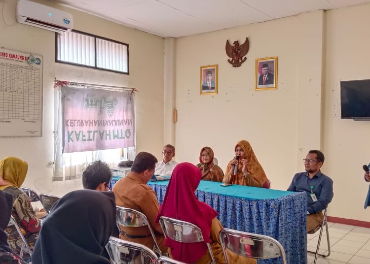 Tim Dosen Prodi Gizi Cirebon Poltekkes Kemenkes Tasikmalaya bekerjasama dengan Puskesmas Pesisir dan Kelurahan Panjunan, menggelar pelatihan Pemetaan Keluarga dengan Faktor Risiko Stunting, pada 22 Agustus 2023 lalu.* Foto: Prodi Gizi Cirebon Poltekkes Kemenkes Tasikmalaya