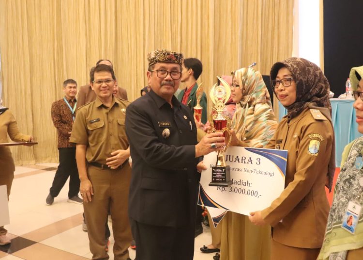 Bupati Cirebon, Imron, saat memberikan penghargaan bagi para juara dalam lomba inovasi daerah yang diinisiasi Bapelitbangda Kabupaten Cirebon, di salahsatu hotel kawasan Kecamatan Kedawung, Selasa (14/11/2023).