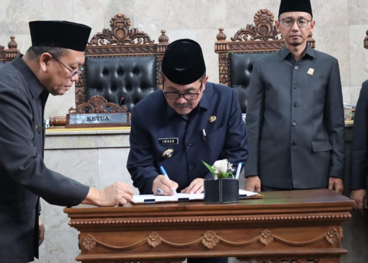 Bupati Cirebon, Imron didampingi pimpinan DPRD Kabupaten Cirebon, saat melakukan penandatanganan persetujuan APBD tahun 2024 di gedung dewan, Selasa (14/11/2023).