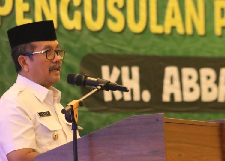 Bupati Cirebon, Imron saat memberikan sambutan dalam seminar nasional Pengusulan Pahlawan Nasional KH. Abbas Abdul Jamil di salah satu hotel kawasan Kecamatan Kedawung, Rabu (15/11/2023).