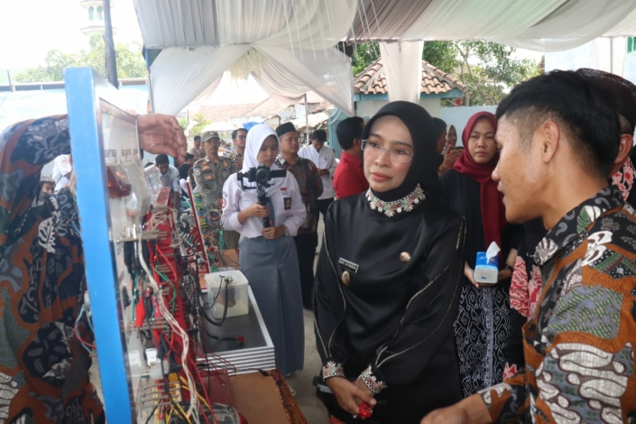 Wakil Bupati Cirebon, Wahyu Tjiptaningsih, saat hadir dan  membuka acara Job Fair (bursa kerja) di SMK Nasyrul Ulum, Kecamatan Gegesik, Kabupaten Cirebon, Kamis (16/11/2023).