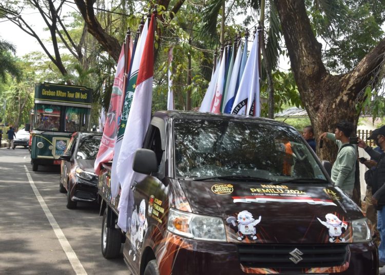 Konvoi kendaraan Kirab Pemilu 2024  akan berkeliling ke setiap wilayah di Kabupaten Cirebon, usai pelepasan di Stadion Ranggajati, Kecamatan Sumber, Sabtu (18/11/2023).