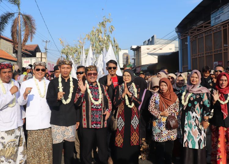 Bupati Cirebon, Imron, saat hadir dalam kegiatan ider-ideran Tradisi Memayu Buyut Trusmi, di Kecamatan Plered, Kabupaten Cirebon, Minggu (20/11/2023).