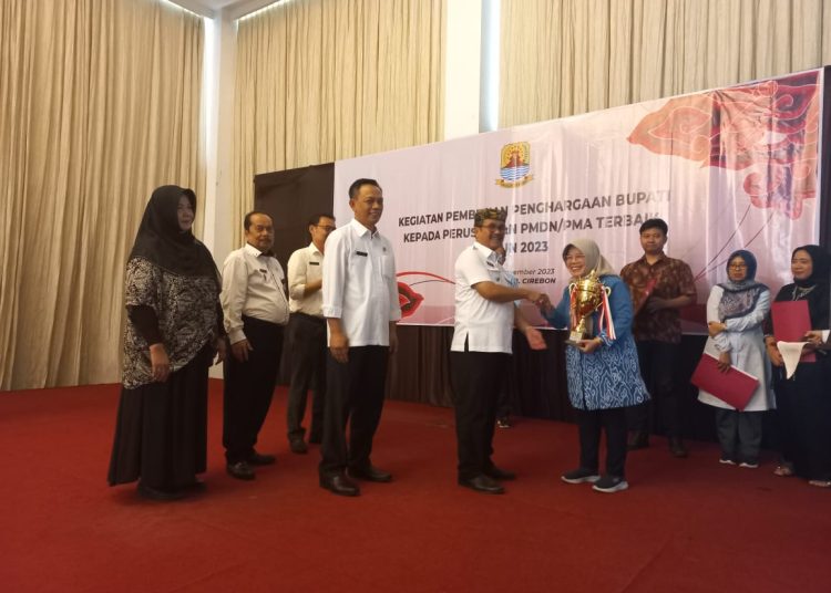 Bupati Cirebon, Imron,  dalam kegiatan pemberian penghargaan kepada perusahaan Penanam Modal Dalam Negeri (PMDN) dan Penanam Modal Asing (PMA) terbaik dalam menyampaikan LKPM Tahun 2023 tingkat Kabupaten Cirebon di Hotel Apita Cirebon, Rabu (22/11/2023).