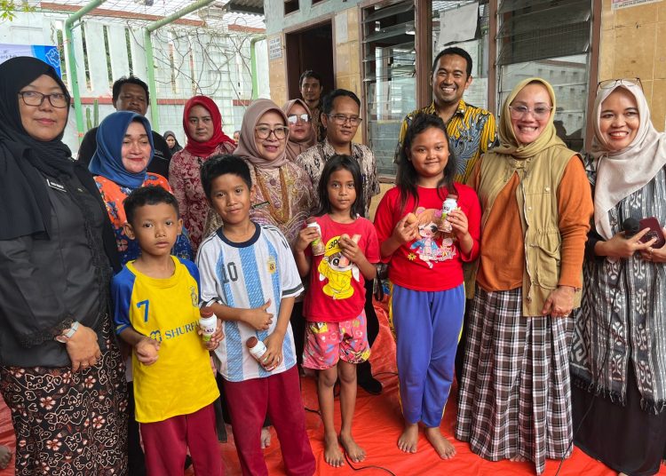 Plt Wali Kota Cirebon Hj. Eti Herawati bersama Dinas Sosial Kota Cirebon membagikan makanan nutrisi kepada anak-anak binaan di RW 12 Bedeng Baru Kecamatan Pekalipan, Kamis (23/11/2023).*/Ist