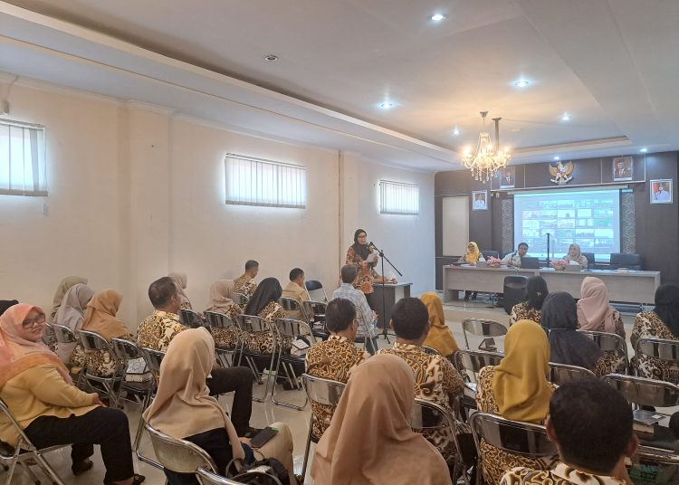 Proses launching Bina Keluarga Balita Holistik Integratif Unggulan (BKB HIU) secara daring  di aula kantor DPPKB P3A Kabupaten Cirebon, Kamis (23/11/2023)