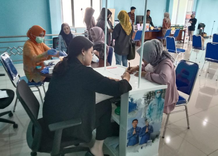 Kegiatan bakti sosial yang digelar IKWI Jabar yang bekerjasama dengan Kimia Farma di kantor PWI Jawa Barat, Jumat (24/11/2023).