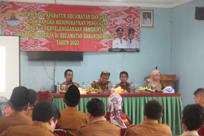 Bupati Cirebon, Imron, saat melakukan pembinaan aparatur kecamatan dan desa dalam rangka meningkatkan penguatan kerja penyelenggara pemerintah berbasis kinerja, di Kecamatan Karangsembung, Kabupaten Cirebon, Selasa (28/11/2023).