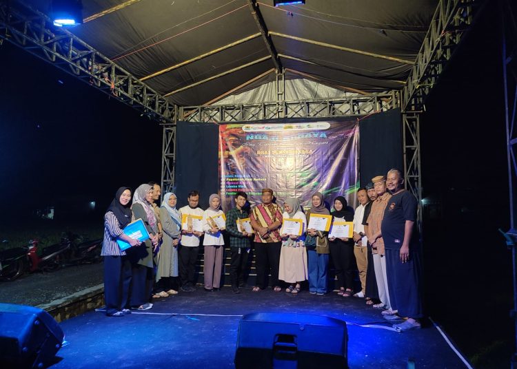 KEPALA Dinas Kebudayaan dan Pariwisata, Abraham Mochammad didampingi Kabid Kebudayaan, Kartikasari foto bersama pemenang lomba saat acara "Ngaji Budaya Ing Tanah Caruban Nagari" di Pendopo Panimbang Jati Desa Wangunharja, Kecamatan Jamblang. Kabupaten Cirebon, Selasa (28/11/2023) malam.* Foto: Dok Disbudpar Kabupaten Cirebon.