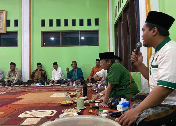 Caleg DPR RI Dapil VIII Jawa Barat (Jabar), Muhammad Shofy (Gus Shofy), dari Partai Persatuan Pembangunan (PPP) saat silaturahmi dan sosialisasi di Aula Ponpes Gedongan, Rabu (29/11/2023) malam.