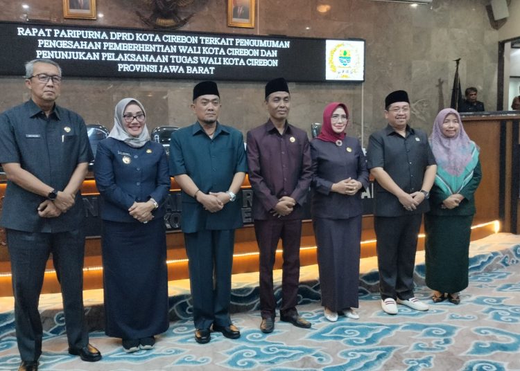 Foto bersama sejumlah pejabat Rapat Paripurna DPRD Kota Cirebon Terkait Pengumuman Pengesahan Pemberhentian Wali Kota Cirebon dan Penunjukan Pelaksana Tugas Wali Kota Cirebon di ruang Griya Sawala Gedung DPRD, Senin (6/11/2023).*/Ryan Haryanto