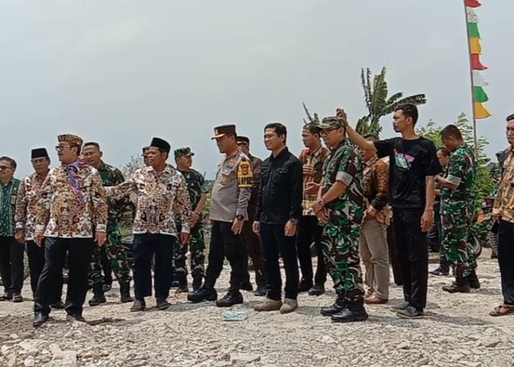 Bupati Cirebon, Imron didampingi Wakil Bupati Cirebon, Wahyu Tjiptaningsih, dan Forkopimda saat meninjau program Bakti Siliwangi Manunggal  Satata Sarika (BSMSS) tahun 2023 di Desa Sarabau, Kecamatan Plered, Kabupaten Cirebon, Kamis (9/11/2023).