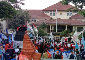 Tuntut UMK 2024 Naik 15 Persen, Aliansi Buruh Cirebon Demo Kantor Bupati