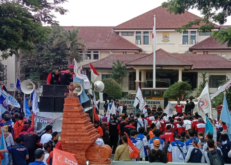 Masa dari berbagai aliansi buruh di Kabupaten Cirebon melakukan aksi unjuk rasa di depan kantor Bupati, Senin (13/11/2023).