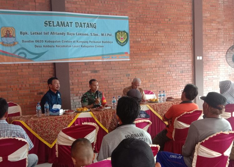 Dandim 0620/Kab.Cirebon, Letkol Inf. Afriandy Bayu Laksono, didampingi Kadis Ketahanan Pangan dan Perikanan, Erus Rusmana (kiri) saat menyambangi masyarakat petani dan nelayan di Desa Ambulu, Kecamatan Losari, Kabupaten Cirebon, Selasa (21/11/2023).