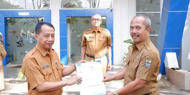 Pelepasan Kepala Disdukcapil Kota Cirebon Atang Hasan Dahlan yang memasuki purna tugas di halaman Kantor Disdukcapil setempat, Rabu (1/11/2023).*/doc Pemda Kota Cirebon