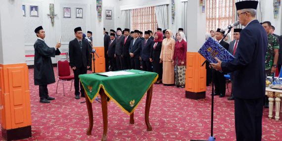 Pj Wali Kota Cirebon Agus Mulyadi melantik Arif Kurniawan menjadi Pj Sekda di Ruang Adipura Balaikota Cirebon, Kamis (28/12/2023).*/humas pemda Kota Cirebon