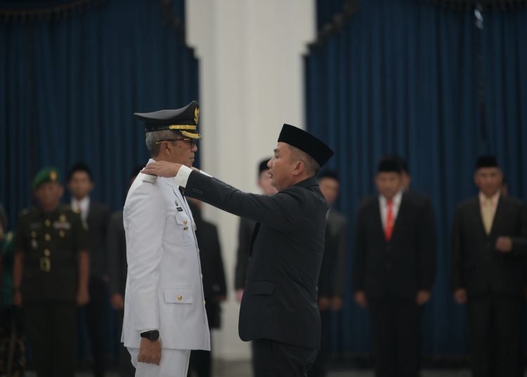 Pj Gubernur Jabar, Bey Triadi Machmudin melantik Pj Wali Kota Cirebon Agus Mulyadi di Gedung Sate Bandung, Rabu (13/12/2023).*/Humas Kota Cirebon