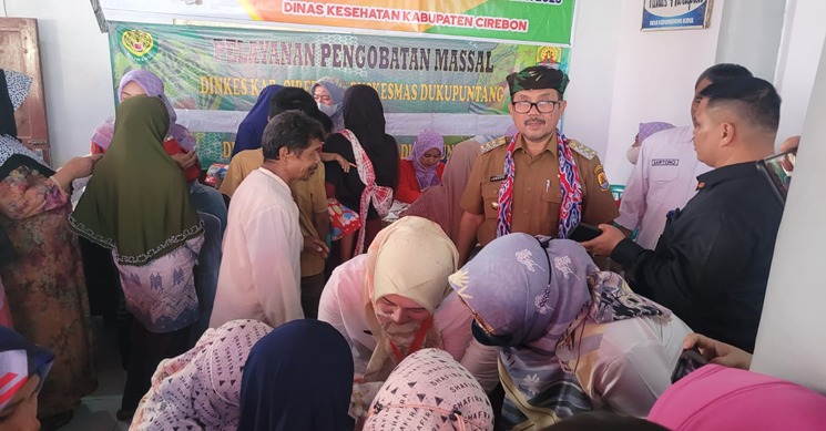 Bupati Cirebon, Imron, saat melakukan monitoring pelaksanaan imunisasi di wilayahnya./* Foto: M. Rahmat