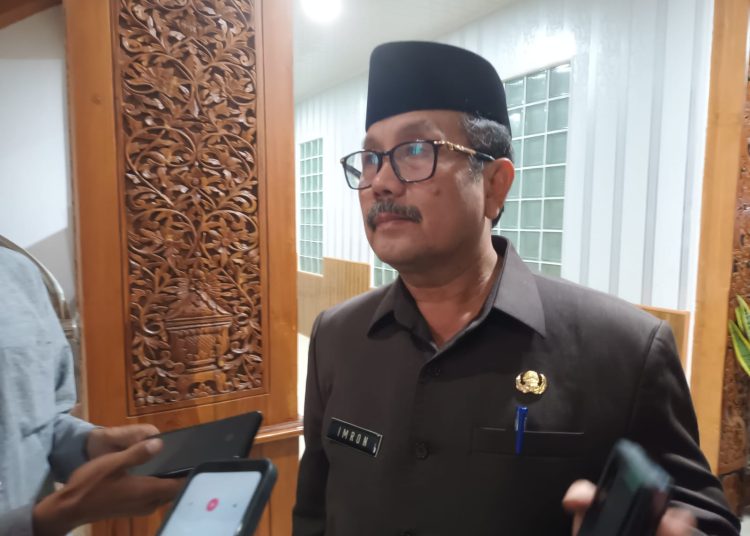 Bupati Cirebon, Imron, memberikan keterangan kepada awak media usai sidang paripurna di gedung DPRD Kabupaten Cirebon, Jumat (1/12/2023).