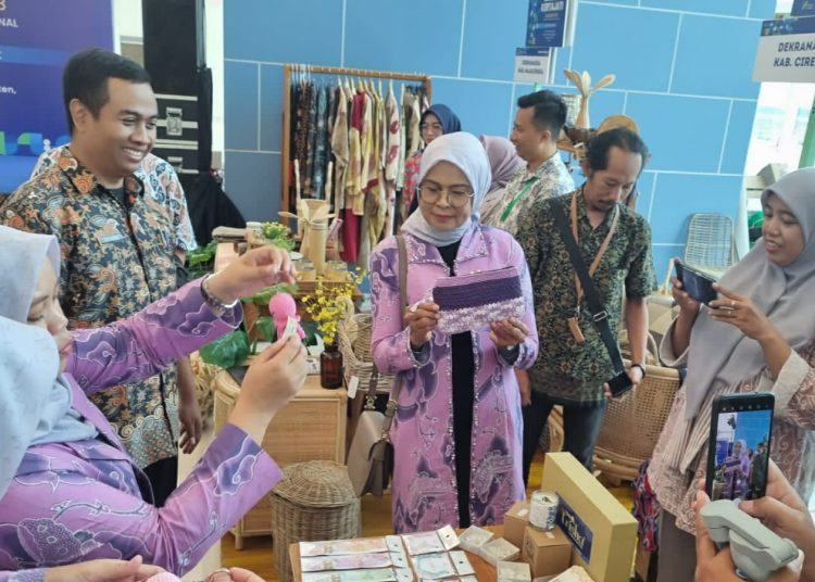Ketua Dekranasda Kabupaten Cirebon,  Nunung Roosmini Imron, beserta jajaran, saat mengikuti Pameran Jendela Kertajati di Bandar Udara Internasional Jawa Barat (BIJB) Kertajati Majalengka, Jumat (1/12/2023).