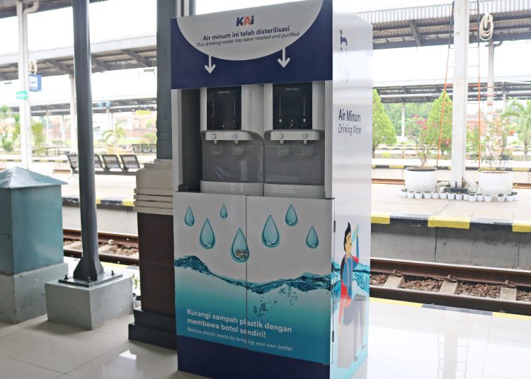 Jelang libur natal dan tahun baru, KAI sediakan water stasion layanan minum gratis di stasiun.*/dok Humas KAI