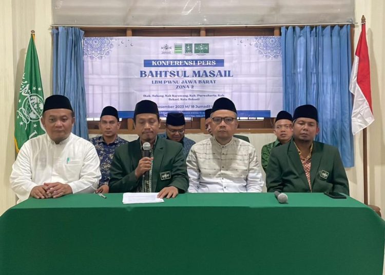 LBM PWNU Jabar saat membahas dan merumuskan soal hukum boikot produk Israel dalam Bahtsul Masail zona 2, di Pondok Pesantren An-Nida Kota Bekasi.