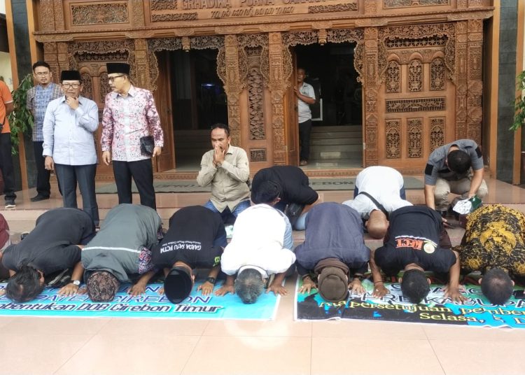 Sejumlah tokoh dari Forum Cirebon Timur Mandiri (FCTM) melangsungkan sujud syukur usai digelarnya rapat paripurna persetujuan bersama daerah otonomi baru (DOB) di gedung DPRD Kabupaten Cirebon, Selasa (5/12/2023).