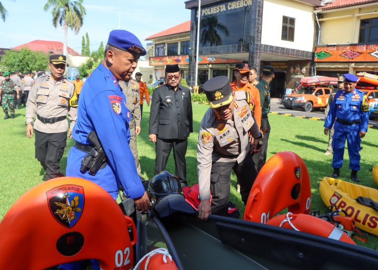 Kapolresta Cirebon, Kombes Arif Budiman, bersama Forkompinda saat mengecek alat dan Sarpas antisipasi bencana usai Apel Siaga Bencana, di Mapolresta setempat, Selasa (5/12/2023).