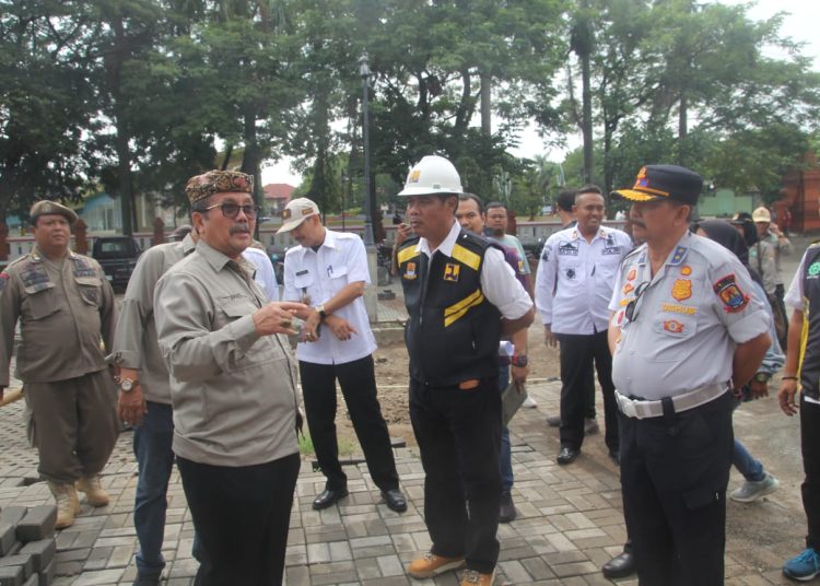 Bupati Cirebon, Imron dan jajaran saat meninjau pembangunan menara Masjid Agung Sumber, dalam kegiatan safari pembangunan di Kecamatan Sumber, Kabupaten Cirebon, Rabu (6/12/2023).