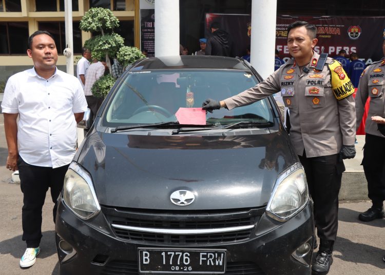 Wakapolres Cirebon Kota Kompol Rizky Adi Saputro didampingi Kasat Reskrim Polres Cirebon Kota AKP Anggi Eko Prasetyo menunjukkan barangbukti kendaraan dari komplotan pencuri spesialis rumah kosong di Mapolres Ciko, Rabu (6/12/2023).*/humas polres ciko