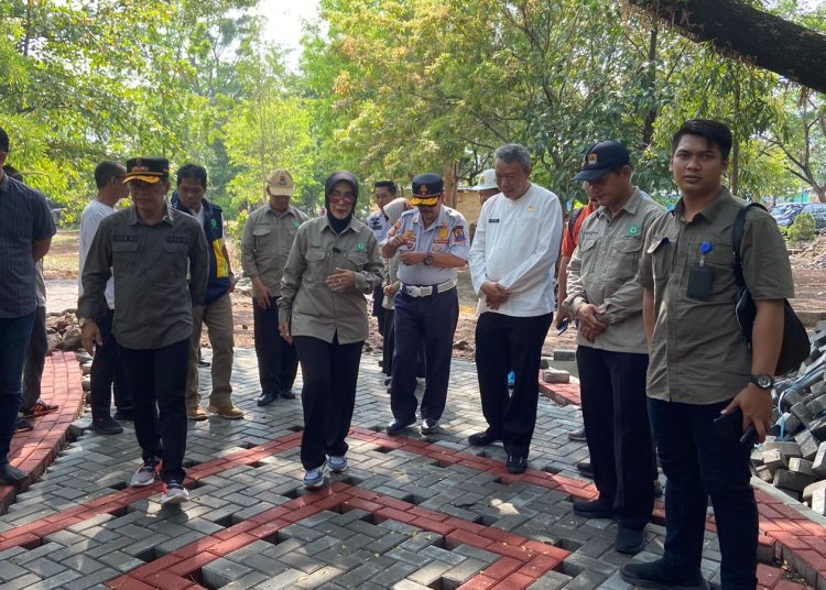 Wakil Bupati Cirebon, Wahyu Tjiptaningsih, saat meninjau salahsatu proyek fisik dalam safari pembangunan di hari kedua, Kamis (7/12/2023).