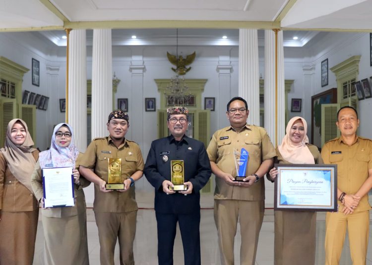 Bupati Cirebon, Imron (tengah), didampingi Kepala Diskominfo, Bambang Sudaryanto (ketiga kiri) dan jajaran usai mendapatkan tiga penghargaan tingkat nasional sekaligus dari tiga kategori berbeda.