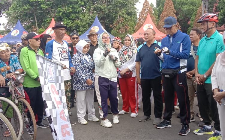 Wali Kota Cirebon, Hj. Eti Herawati, melepas Festival Onthelis KORMI Kota Cirebon di Gedung Negara, Minggu (10/12/2023).*/Ryan Haryanto