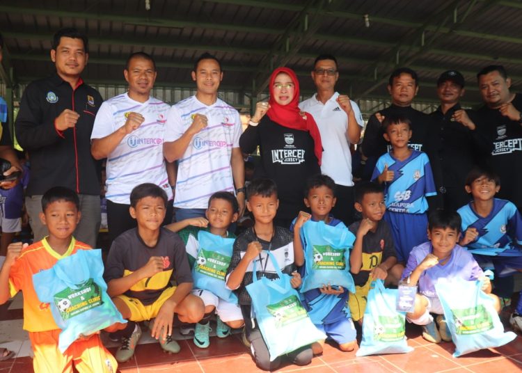 Wakil Bupati Cirebon, Wahyu Tjiptaningsih, bersama pemain Persib Legend, dalam kegiatan workshop dan coaching klinik yang diselenggarakan oleh Dinas Pemuda dan Olahraga (Dispora) Kabupaten Cirebon, di Stadion Ranggajati, Selasa (12/12/2023).