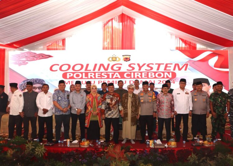 Polresta Cirebon menggelar "Cooling System" dalam rangka cipta kondisi situasi kondusif menjelang Pemilu 2024. Kegiatan tersebut menghadirkan penceramah dari Pengasuh Ponpes Al Bahjah, Buya Yahya, di halaman Mapolresta Cirebon, Jumat (15/12/2023).