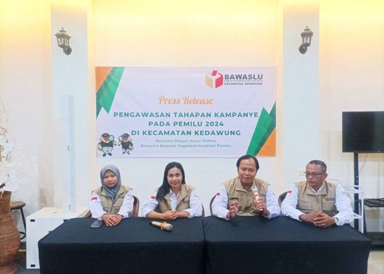 Ketua Panwascam Kedawung,  Adhie Adhitya Nugroho (kedua kanan), bersama komisioner dan sekretariat, saat memimpin bimbingan teknis (Bimtek) kepada Pengawas Desa dan Kelurahan (PKD) se-kecamatan Kedawung,  Selasa (19/12/2022).