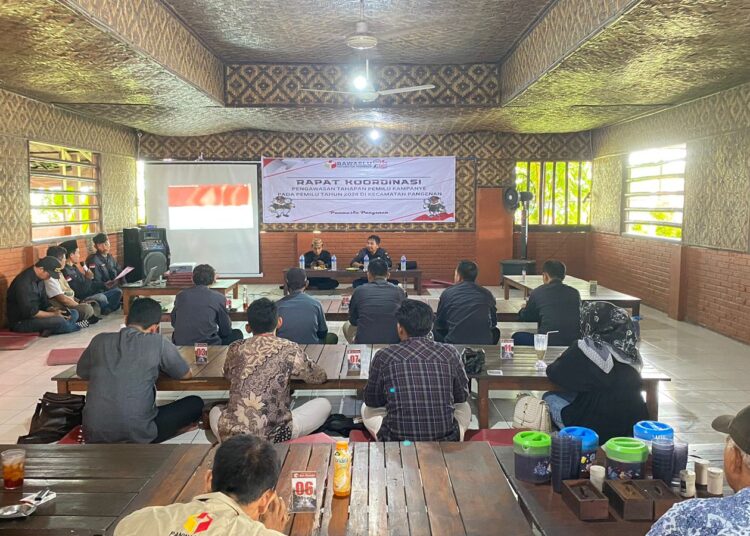Panwascam Pangenan saat menggelar rapat koordinasi pengawasan tahapan kampanye Pemilu 2024.*