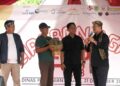 Kembangkan Pasar Komoditas Pertanian Melalui Cirebon Agro Expo, Bupati Diberi Petani Mangga Super ‘Roman Ayu’