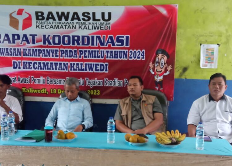 Rakor pengawasan logistik di Kecamatan Kaliwedi, Selasa (19/12/2023).*